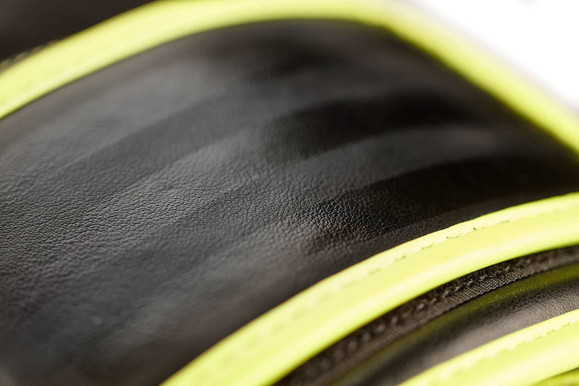 adiH80-Hybrid-80-black_yellow_5ogM2lvkj3ixA8